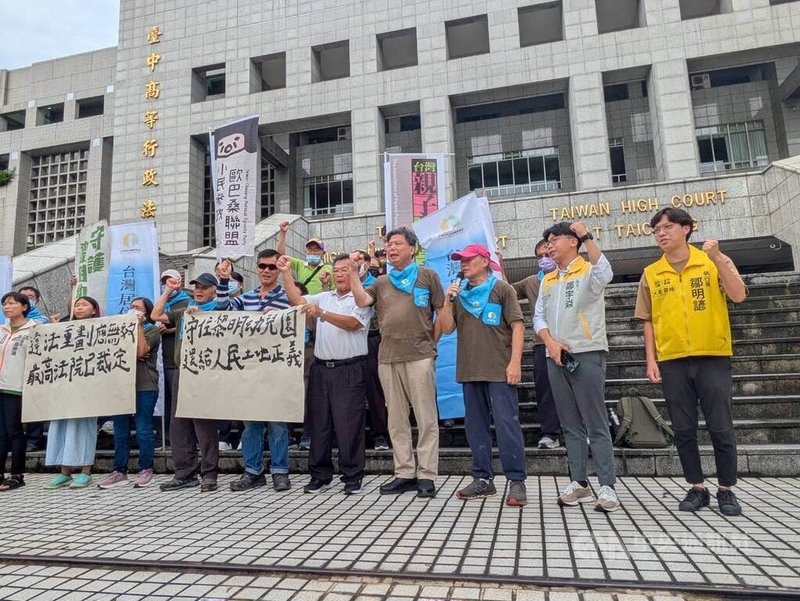 台中黎明重劃區重劃會衍生弊案，位於重劃區內的黎明幼兒園園長林金連（前右3）因不同意重劃拒拆遷，與重劃會的拆屋還地民事訴訟爭訟至今，全案經最高法院發回，更五審5日在台中高分院開庭，多個團體到場聲援林金連，要求「還地於民」。中央社記者蘇木春攝 114年8月5日