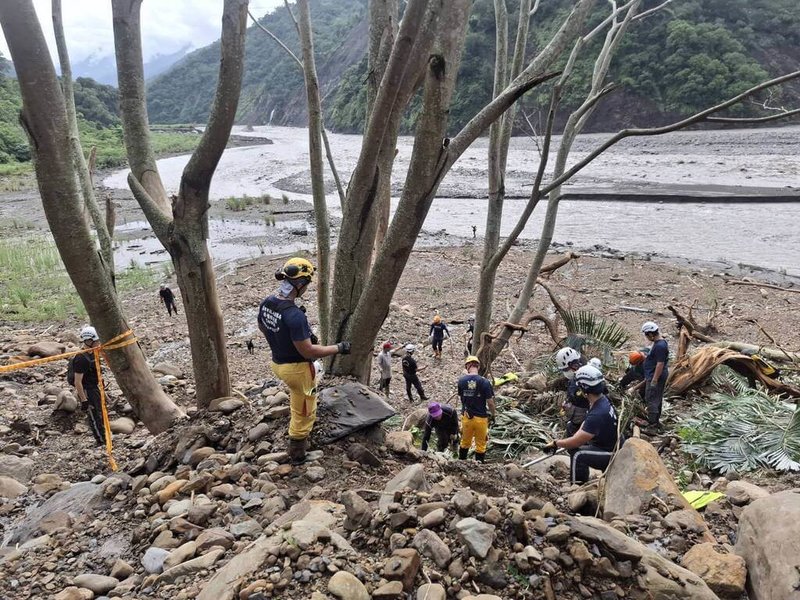高雄市李姓一家5口車輛日前行經台20線南橫公路不慎墜谷，消防局救難人員5日至車輛墜落處持續進行大面積搜索，由於重型機具尚無法進駐，皆以人力徒手搜尋。（高雄市政府消防局提供）中央社記者張已亷傳真　114年8月5日