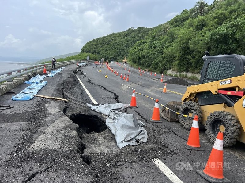 南迴公路拓寬工程台東端完工5年多，今年首次面臨連續強降雨考驗，除部分路段發生土石流等狀況且已大致修復外，整體來說通過考驗。中央社記者盧太城台東攝　114年8月5日