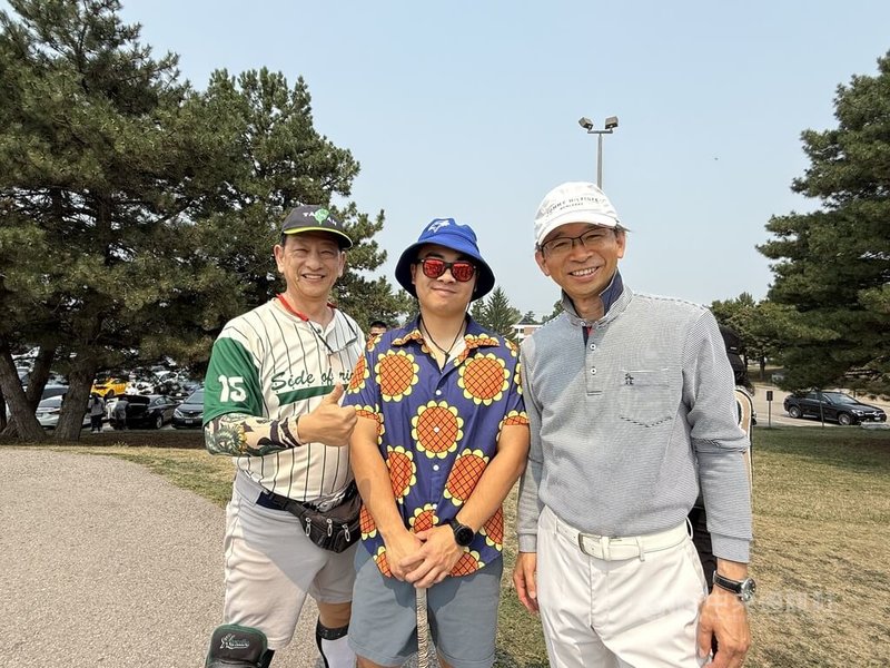 前世界台灣同鄉會秘書長羅益世(左)與兒子(中),共同參加多倫多「福爾摩沙盃壘球賽」,與駐多倫多台北辦事處長梁毅鵬(右)合影。中央社記者胡玉立多倫多攝 114年8月5日