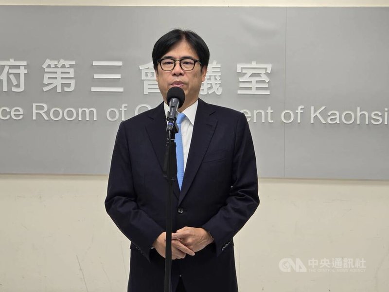 高雄山區連日降雨,市長陳其邁5日在市政會議前接受媒體聯訪時,說明災區重建執行進度及經費等情形。中央社記者蔡孟妤攝 114年8月5日