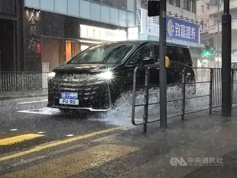 香港4日晚起雷電交加兼下暴雨,受惡劣天氣影響,機場有百班航班受延誤,市區到處有不同程度的淹水,部分地鐵(捷運)站也因為淹水而暫時關閉;圖為轎車在積水的馬路翻起水花。中央社記者張謙香港攝 114年8月5日