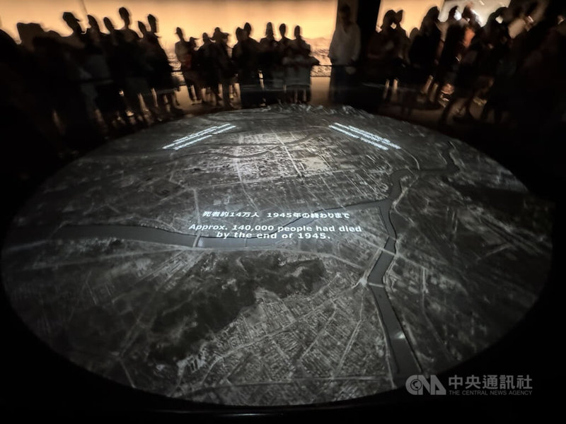 廣島和平紀念資料館內展示模擬1945年8月6日美軍對廣島市投下一枚原子彈的情形，寫明當年死者逾14萬人。中央社記者楊明珠廣島攝  114年8月5日