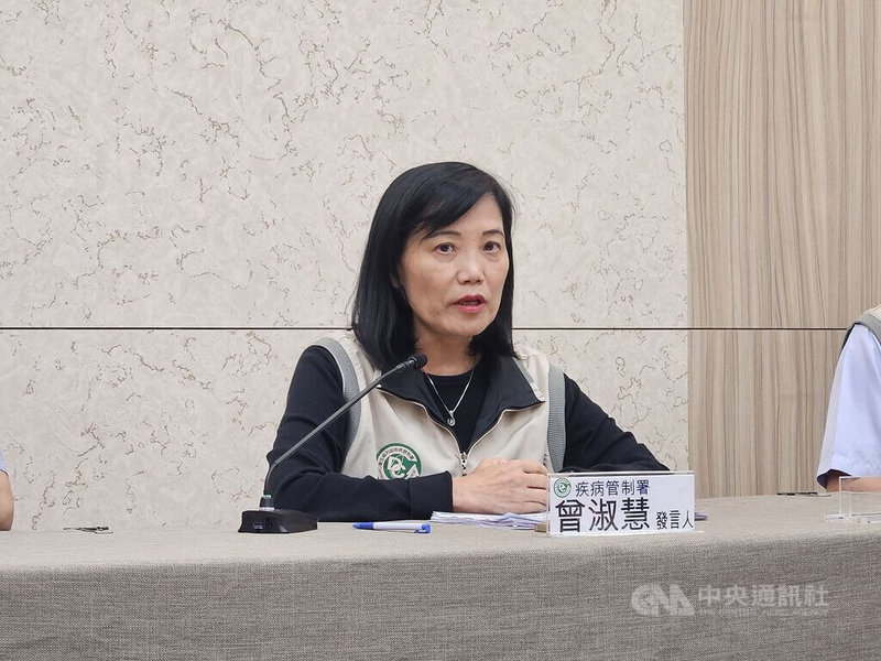 近日豪雨致災,疾管署發言人曾淑慧5日指出,由於強風暴雨易使土壤及泥水中的病源菌等暴露於地面、更易傳播,且除接觸傳播外,尚可能造成吸入性感染,呼籲民眾清理家園時戴上防水手套、穿長靴並戴口罩。中央社記者曾以寧攝 114年8月5日