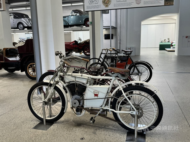 位在捷克的的斯柯達博物館(Škoda Museum)展出自1895年以來的代表性車款,呈現品牌從生產腳踏車到汽車的歷史。中央社記者劉郁葶姆拉達-博萊斯拉夫攝 114年8月5日