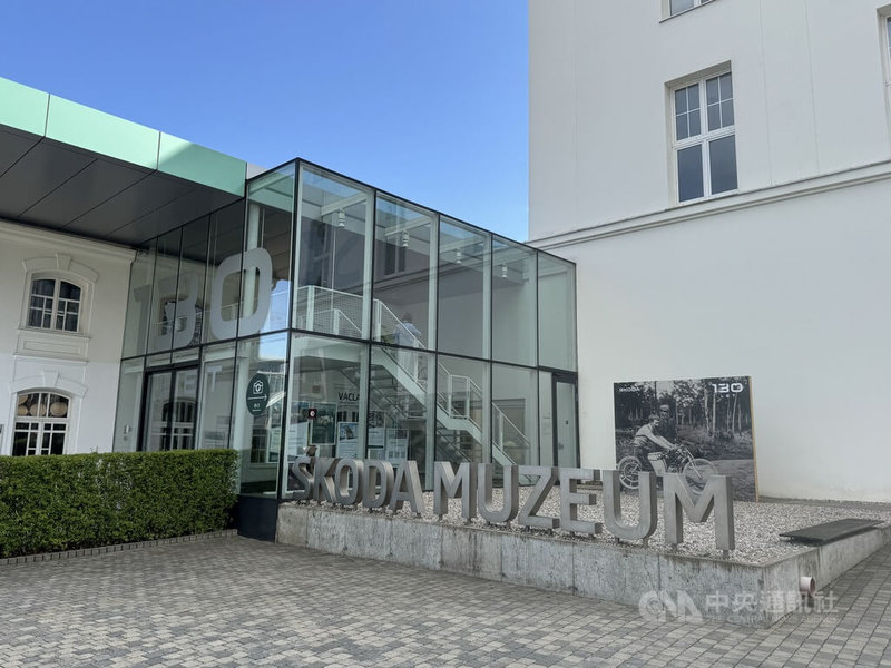 位在捷克姆拉達-博萊斯拉夫(Mladá Boleslav)的斯柯達博物館(Škoda Museum)展示斯柯達歷年來的經典車款。中央社記者劉郁葶姆拉達-博萊斯拉夫攝 114年8月5日