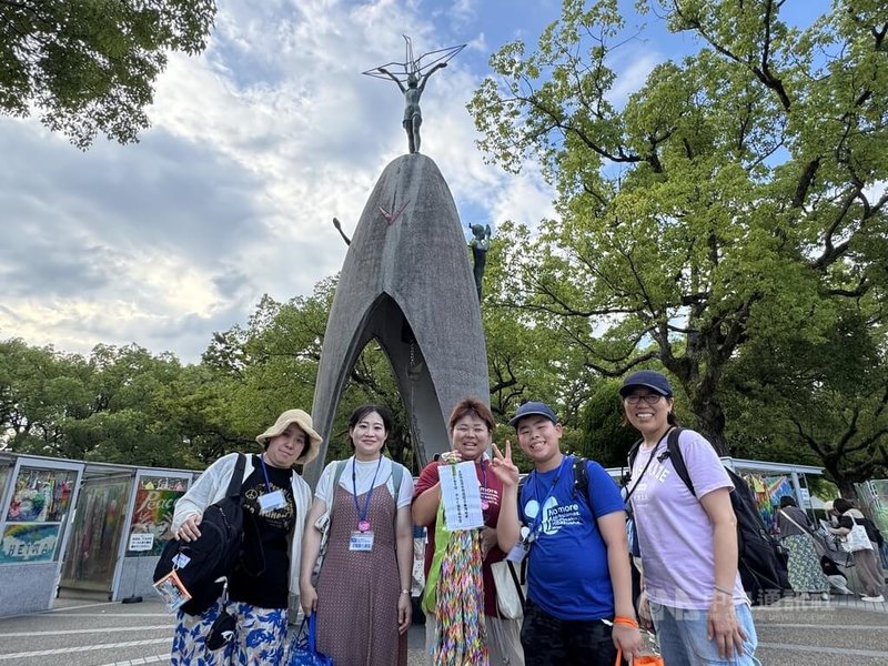 廣島和平紀念公園內矗立著一座「原爆之子」雕像,以紀念12歲女童佐佐木禎子。她生於1943年1月7日,1945年8月6日原子彈投下廣島時,年僅2歲,10年後,她被診斷罹患急性淋巴性白血病。5日這天可看到許多民眾拿著紙鶴前來。中央社記者楊明珠廣島攝 114年8月5日