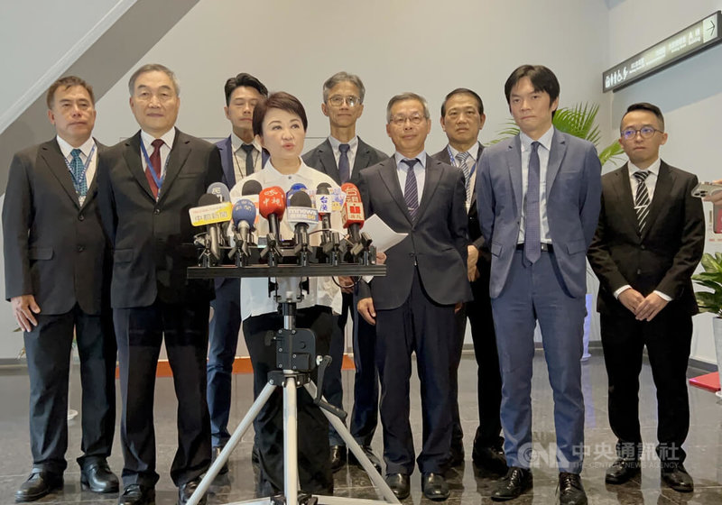 台中市長盧秀燕（前左3）5日接受媒體聯訪時宣布，晚間將搭機前往澳洲參訪，除加強城市外交，也將探訪當地的台中僑民。中央社記者郝雪卿攝  114年8月5日