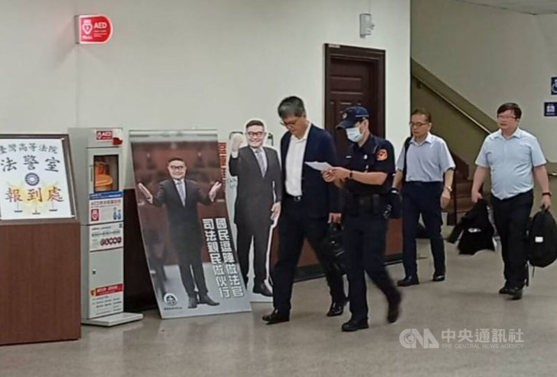 金管會前金檢局長李進誠涉股市禿鷹案，高院更五審5日宣判，依圖利罪改判處4年5月徒刑，可上訴。此外，法官當庭諭知，李進誠（前左）有受電子監控的必要。中央社記者謝幸恩攝 114年8月5日