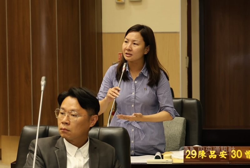 苗栗縣113年度總決算審核報告出爐，縣府因擴增生育津貼、敬老禮金等非法定社福支出，遭扣減補助款成獲撥數最低縣市，議員陳品安（後）等人5日在議會反映地方基層心聲，為縣民抱屈。中央社記者管瑞平攝  114年8月5日