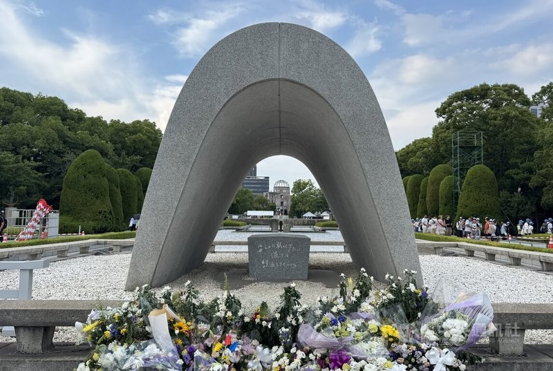 8月6日「原爆之日」,廣島市府將於上午8時(台灣時間7時)在和平紀念公園舉辦和平紀念儀式。5日在廣島市和平紀念公園內的原爆死歿者慰靈碑前,也可見到來自世界各國的訪客接連前來致意、獻花敬意。慰靈碑正面刻有「請安息吧,戰爭錯誤不再重演」的碑文,前方可見來自多個國家的駐日使節等獻花,象徵各國對和平的共同期許。中央社記者楊明珠廣島攝 114年8月5日