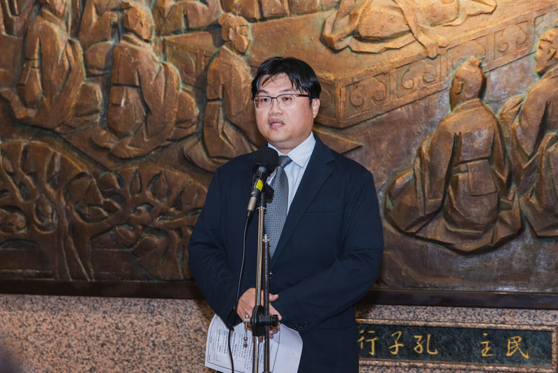 台師大女足抽血案受關注,教育部次長朱俊彰(圖)5日表示,國家科學委員會查處111年至114年體育學門涉及血液樣本的計畫共97件,將由衛福部和教育部進一步檢視法令和審查計畫。(教育部提供)中央社記者許秩維傳真 114年8月5日