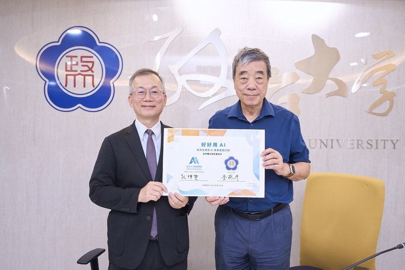 政治大學校長李蔡彥(左)與台灣人工智慧學校校長孔祥重(右)5日簽署合作備忘錄,雙方將攜手推動AI素養推廣計畫。(政大提供)中央社記者許秩維傳真 114年8月5日