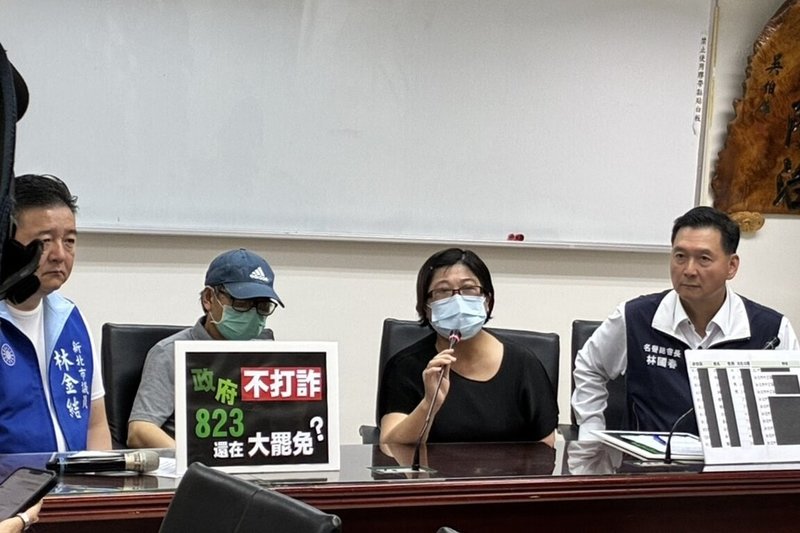 國民黨新北市議員林國春（右）、林金結（左）5日陪同遭詐騙獨居老翁（左2）舉行記者會，呼籲政府應加強高齡者防詐保護機制，避免再有長者成為下一個被詐騙集團獵捕的目標。（林國春辦公室提供）中央社記者王鴻國傳真　114年8月5日