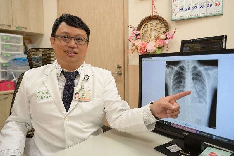 台中一名12歲女童日前咳嗽不斷，經檢查確認為罕見疾病「先天性肺氣道畸形」。亞洲大學附屬醫院胸腔外科主治醫師劉柏毅（圖）說明，這類肺部結構異常大多在懷孕中期就能透過例行檢查發現，但也有部分病灶體積較小、症狀不明顯，直到孩童長大後才被意外發現。（亞大醫院提供）中央社記者蘇木春傳真　114年8月5日