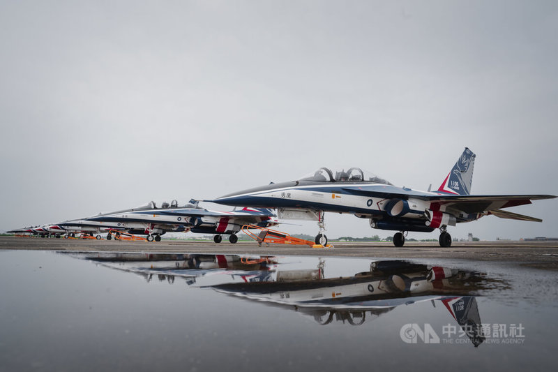 空軍5日在空軍岡山基地舉辦「雷虎小組傳承交接典禮」,圖為停放於大坪的勇鷹高教機。中央社記者游凱翔攝 114年8月5日