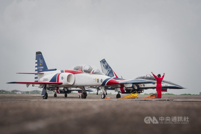 空軍5日在空軍岡山基地舉辦「雷虎小組傳承交接典禮」,AT-3(左)、勇鷹(右)完成空中分列式落地後,由地勤人員協助下進行關車程序。中央社記者游凱翔攝 114年8月5日