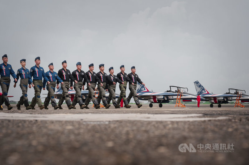 空軍5日在空軍岡山基地舉辦「雷虎小組傳承交接典禮」,AT-3與勇鷹飛官列隊前往觀禮台,聽取交接命令。中央社記者游凱翔攝 114年8月5日
