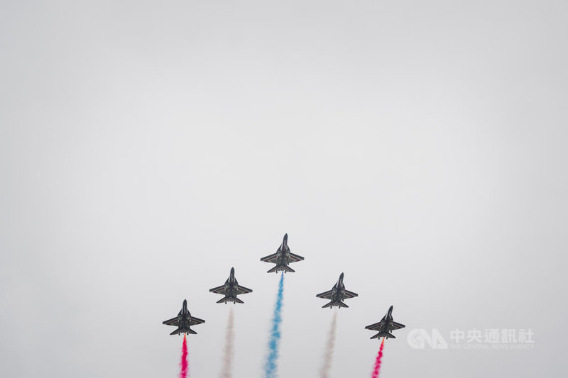 空軍5日在空軍岡山基地舉辦「雷虎小組傳承交接典禮」,擔任雷虎新機種的AJT勇鷹高教機施放三色彩煙,編隊衝場通過觀禮台。中央社記者游凱翔攝 114年8月5日