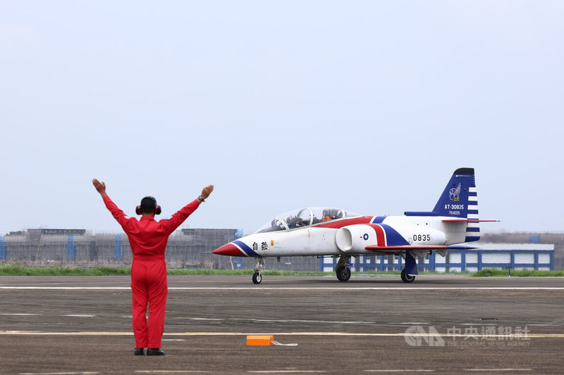 空軍5日在空軍岡山基地舉辦「雷虎小組傳承交接典禮」,圖為AT-3自強高教機在地面進行滑行展示。中央社記者翁睿坤攝 114年8月5日