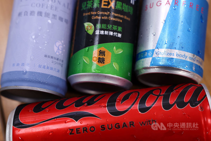 立法院會5日三讀修正通過「貨物稅條例」部分條文,為增進國民健康,新增設廠機制的無添加糖飲品免徵貨物稅。圖為市售無糖咖啡等飲料品。中央社記者王騰毅攝 114年8月5日