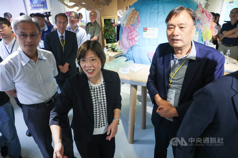 環境部「塑膠循環特展」開幕記者會5日下午在台灣當代文化實驗場C-LAB舉行,資源循環署長賴瑩瑩(前中)到場參觀並聆聽導覽解說。中央社記者趙世勳攝 114年8月5日
