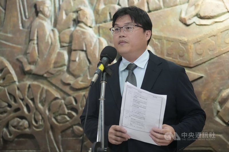 教育部5日下午召開台師大女足抽血案跨部會專案小組會議,會議結束後,由教育部次長朱俊彰(圖)出面對外說明。中央社記者徐肇昌攝 114年8月5日