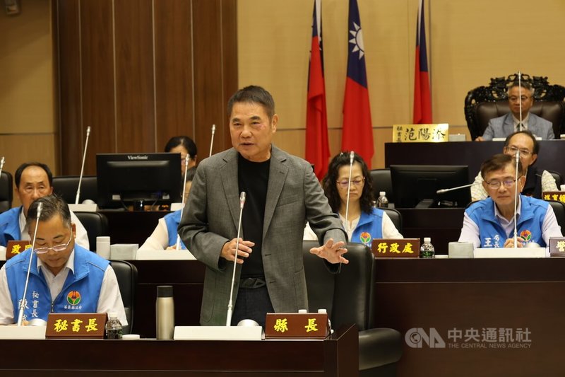 審計部苗栗縣審計室審定苗栗縣113年度總決算,縣府因擴增生育津貼、敬老禮金等非法定社福支出遭扣減補助款。縣長鍾東錦(前中)5日表示,社福補助有其必要,不後悔。中央社記者管瑞平攝114年8月5日