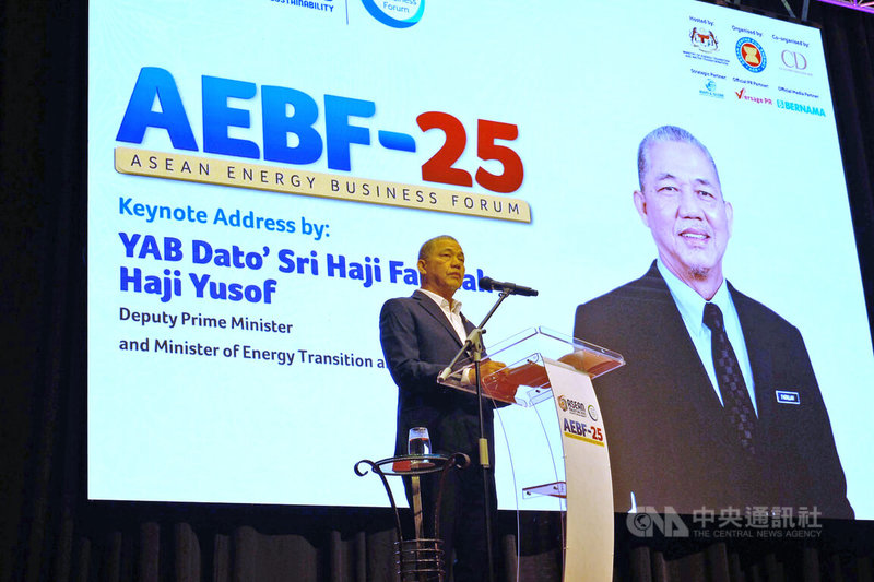 馬來西亞副首相兼能源及水務轉型部長拿督斯理法迪拉(Fadillah)表示,將在10月舉行的第25屆東協能源商業論壇(AEBF-25)共議東協電網(ASEAN Power Grid)的落實。中央社實習記者柯采瑜攝 114年8月5日