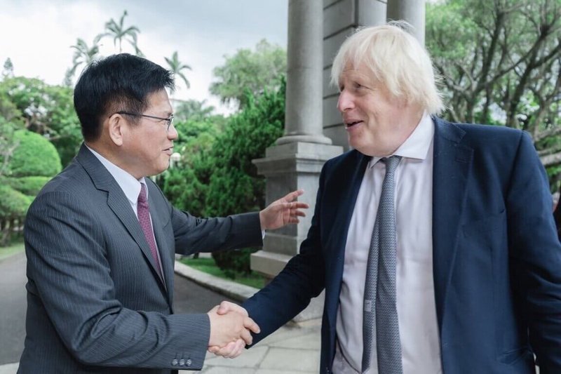 外交部長林佳龍（左）5日於台北賓館午宴歡迎英國前首相強生（Boris Johnson，右），雙方就地緣政治情勢與台英經貿合作等議題深入交換意見。（外交部提供）中央社記者楊堯茹傳真　114年8月5日