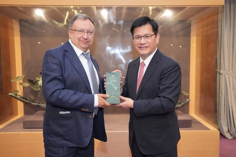 外交部長林佳龍（右）於4日晚宴歡迎烏克蘭國會議員克尼亞日茨基（Mykola Kniazhytskyi，另譯：克尼茨基，左）率領的跨黨派國會議員訪團來台交流。（外交部提供）中央社記者楊堯茹傳真　114年8月5日