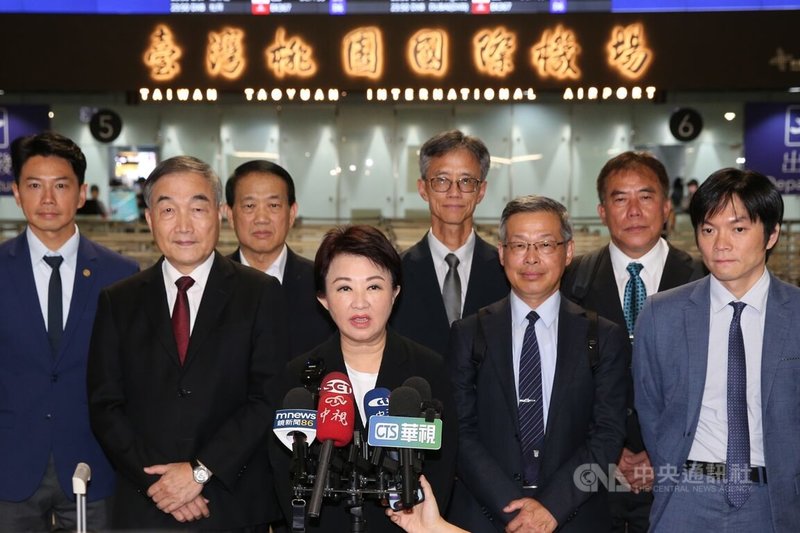 台中市長盧秀燕(前中)5日晚間率團搭機赴澳洲參訪,她在桃園國際機場受訪時表示,台中市是全國第2大直轄市,市政工作有非常多面向,除內政工作要做好,城市外交也同樣重要。中央社記者吳睿騏桃園機場攝 114年8月5日