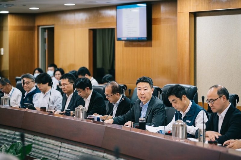 交通部5日首度召開「交通領域AI推動委員會」，由部長陳世凱（右3）主持，邀集部內各單位與所屬機關首長，以及來自財政部與學界的專家學者與會，正式啟動跨部門協作平台，全面推動交通AI應用策略與風險治理工作。（交通部提供）中央社記者余曉涵傳真  114年8月5日