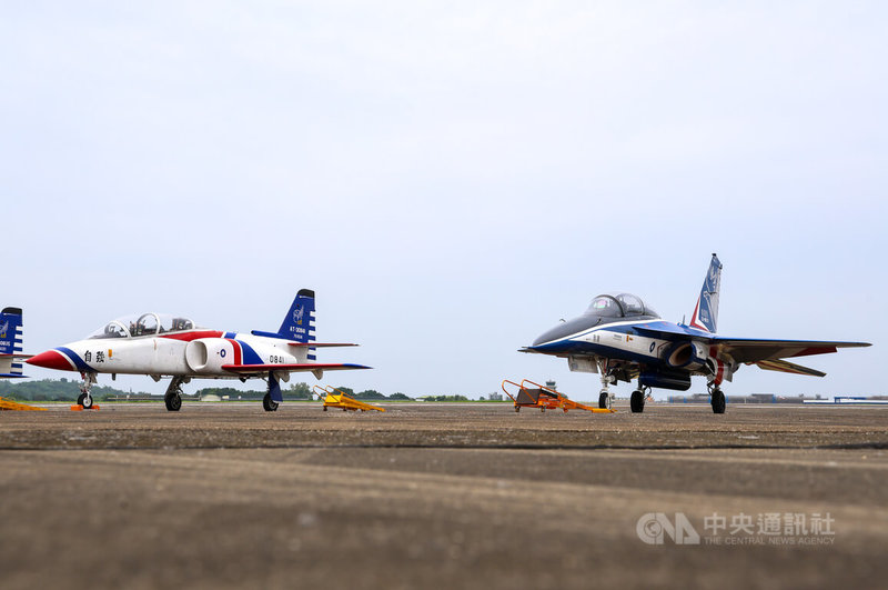 空軍5日在高雄岡山基地舉辦「雷虎小組傳承交接典禮暨勇鷹高教機噴煙性能展示」，勇鷹高教機將逐步接替AT-3自強高教機。中央社記者翁睿坤攝  114年8月5日
