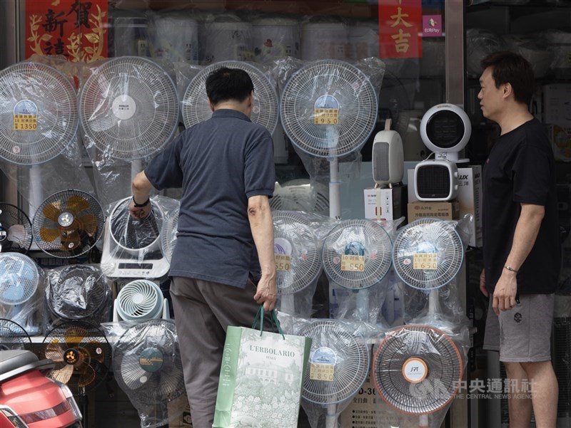 圖為民眾採買電風扇等家電。 (中央社檔案照片)