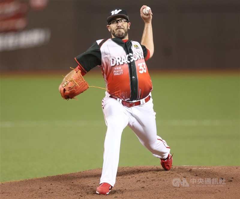中職味全龍隊總教練葉君璋表示，龍聖（Zac Lowther）（圖）手汗問題嚴重，誇張到汗是用滴的、連在大巨蛋也是，是需要克服的問題。（中央社檔案照片）