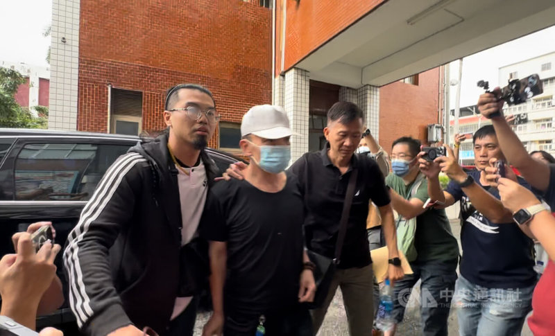 MUGEN無限夢想股份有限公司總經理詹智能4日在台中豐原遭黃姓男子持刀殺害,犯案當下同行者還有另名53歲康姓男子(左2),警方5日通知康男到案說明。中央社記者趙麗妍攝 114年8月5日