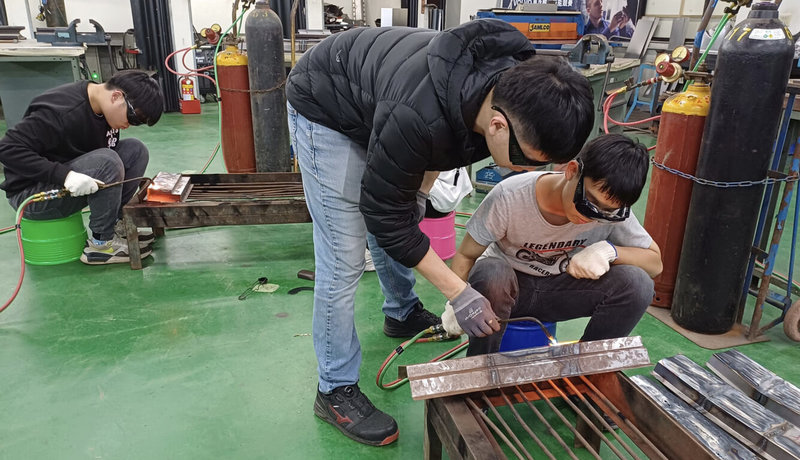 台北市職能發展學院將開設「汽車板噴修護」職業訓練課程，即日起開放報名，規劃10月1日開課，可從零基礎起步，學會板金修復、噴漆與彩繪技術，畢業即可就業，薪資上看新台幣6萬至10萬元。（台北市勞動局提供）中央社記者楊淑閔傳真　114年8月5日