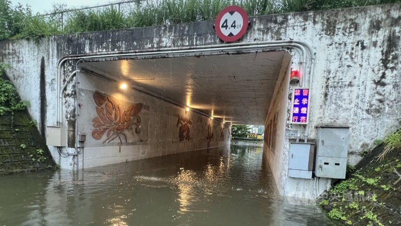新北市5日下午發生雷陣雨，其中以新店地區降雨量最大，時雨量達72.50mm，導致安業街、安利街及安平路等低窪地區及涵洞積淹水。（翻攝照片）中央社記者王鴻國傳真　114年8月5日