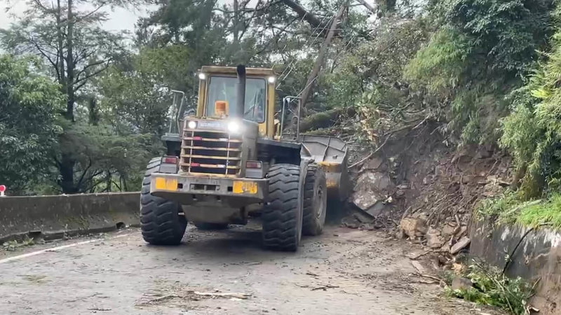 台中市和平區中橫公路台8線94.5公里處，因連續降雨大面積邊坡土體坍滑，公路局谷關工務段獲報立即封鎖，5日派機具進場搶修。（谷關工務段提供）中央社記者趙麗妍傳真 114年8月5日