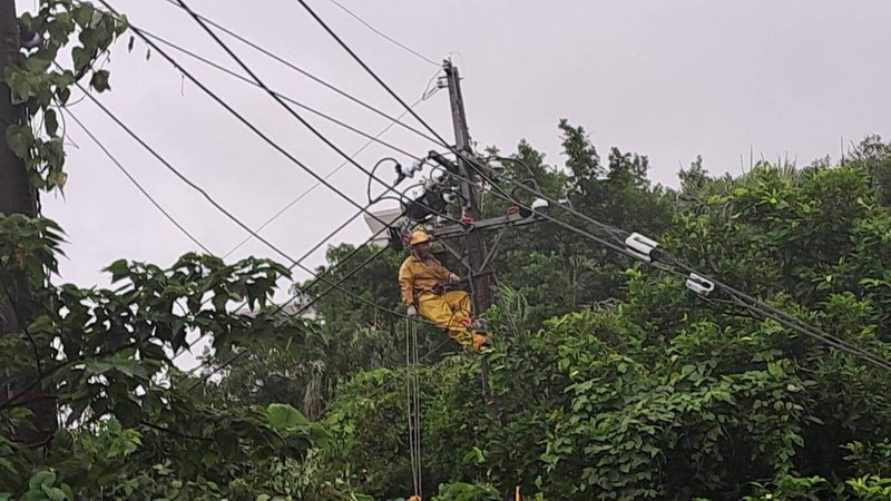 基隆市5日下午下起大雷雨,中正區安瀾橋一帶約500多戶停電,台電獲報立即派遣人員趕赴查修,並啟動轉供措施,經調查,停電原因為雷雨導致絕緣礙子破裂,經搶修後已全數復電。(讀者提供)中央社記者王朝鈺傳真 114年8月5日