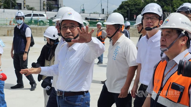 新北市長侯友宜（前左）5日視察永平國小地下停車場工程時表示，可望於115年6月完工，並趕在暑假開學前將操場恢復完畢。中央社記者王鴻國攝　114年8月5日