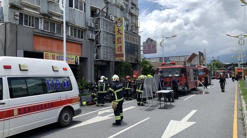 花蓮市國聯四路某住宅大樓5日中午發生火警，消防隊獲報馳援，其中住在9樓的65歲陳姓婦人被發現時已明顯死亡，另有4人嗆傷送醫。（民眾提供）中央社記者李先鳳傳真  114年8月5日