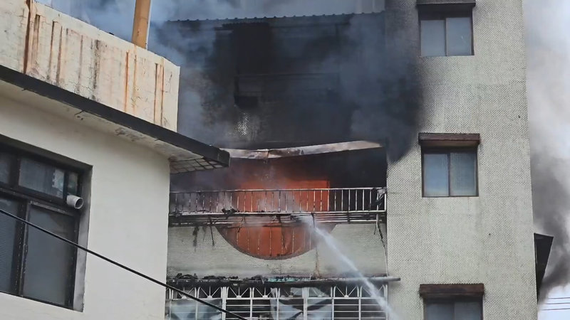 基隆市東信路一棟民宅3樓5日下午發生火警，濃煙不斷從屋內竄出，年約60歲男子受困屋內，消防員控制火勢後入內搜索，最終在後方廚房與走道交接處發現已明顯死亡的男子。（讀者提供）中央社記者王朝鈺傳真  114年8月5日