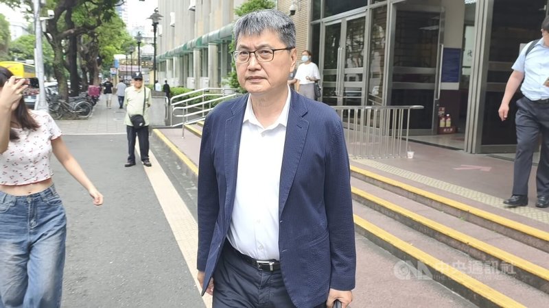 金管會前金檢局長李進誠涉股市禿鷹案，高院更五審5日判處4年5月徒刑，褫奪公權3年，另裁定科技監控。圖為李進誠（中）離開法院時面對媒體詢問僅表示「謝謝」。中央社記者謝幸恩攝　114年8月5日