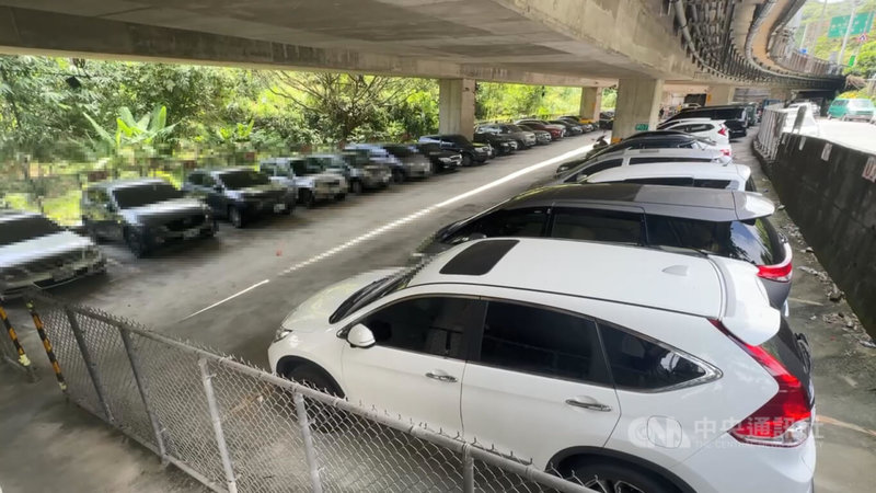 台62線萬瑞快速道路大武崙出口橋下空間為無償借用，基隆地檢署偵辦此處涉及停車收費案，5日上午指揮調查官搜索基隆市安樂區公所等共8處，並傳喚李姓和林姓里長說明，釐清收費是否涉及不法。中央社記者王朝鈺攝　114年8月5日