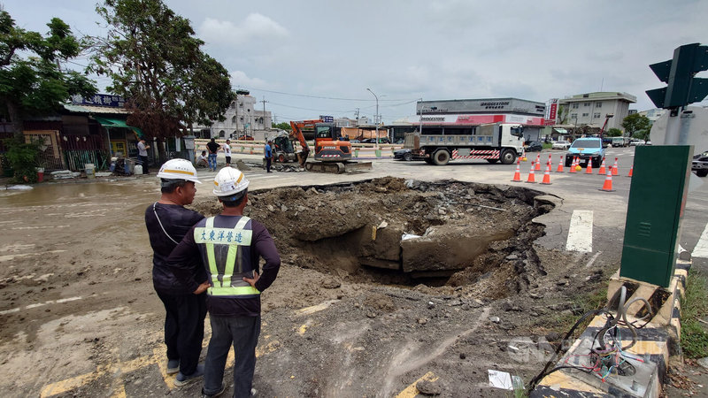 台1線嘉義縣水上段南下275.4公里處、正義路地下道上方4日路面下陷,初判可能為抽水機抽水孔與管壁之間出現鬆脫、水流外洩,導致路面地基流失。中央社記者蔡智明攝 114年8月5日