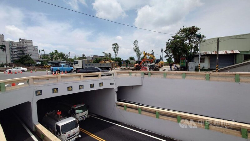 台1線正義路地下道上方路基4日發生塌陷,嘉義縣水上鄉公所為民眾安全封閉地下道,呼籲用路人可利用中興路、外溪洲與柳林平交道往來水上市區。中央社記者蔡智明攝 114年8月5日