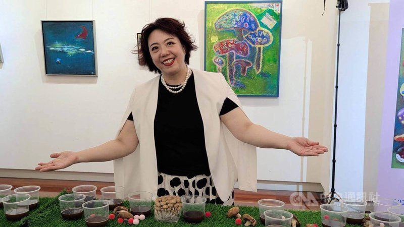 藝術家櫻崎露露（圖）5日起在台北推出個人首展「蘑菇一下」，她表示，想藉由活潑色彩的「蘑菇」鼓勵人人勇敢做自己，這也是她創作最大動力。中央社記者王寶兒攝　114年8月5日