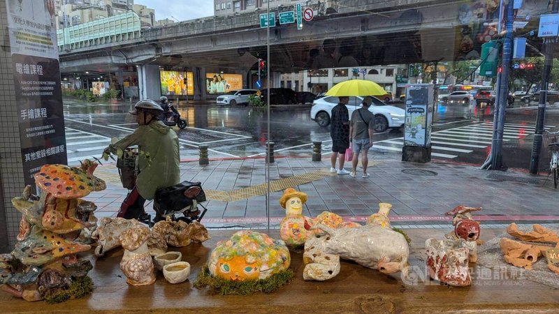 藝術家櫻崎露露個人首展「蘑菇一下」5日起在台北登場,展覽集結逾40件作品,媒材橫跨繪畫、陶土、模型到壓克力等。中央社記者王寶兒攝 114年8月5日